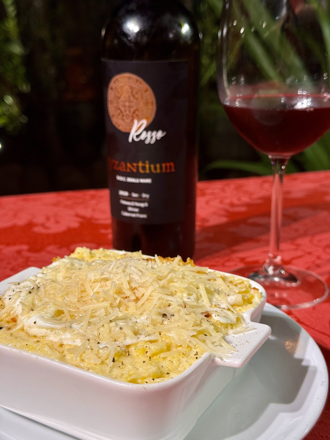 Bulz — polenta romena cremosa recheada com queijo, bacon e ovo